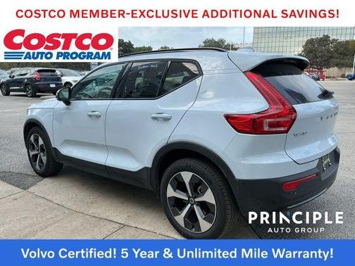 2025 Volvo XC40 B5 Plus Dark Theme