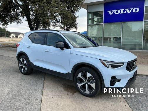 2025 Volvo XC40 B5 Plus Dark Theme