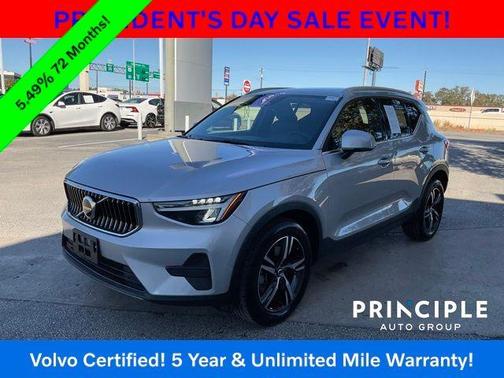 2025 Volvo XC40 B5 Core Bright Theme