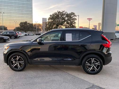 2025 Volvo XC40 B5 Core Bright Theme