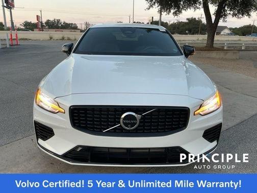 2024 Volvo S60 Recharge Plug-In Hybrid T8 Ultimate Dark Theme