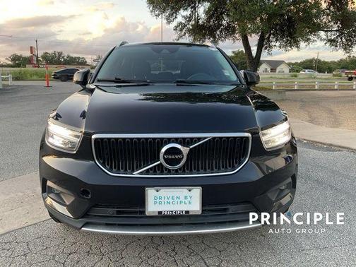 2022 Volvo XC40 T5 Momentum