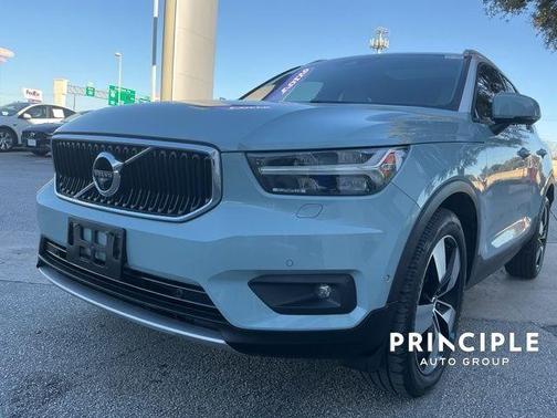 2019 Volvo XC40 MOMENTUM