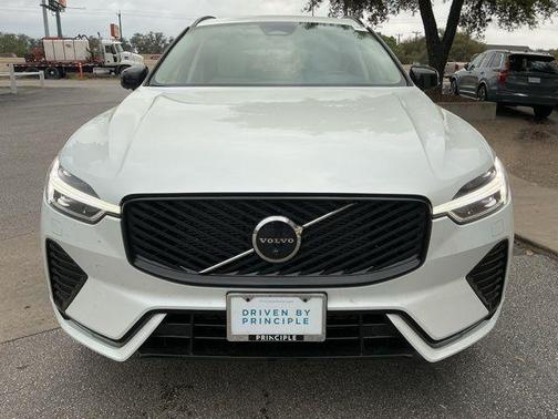 Crystal White Metallic 2026 Volvo XC60 B5 Ultra