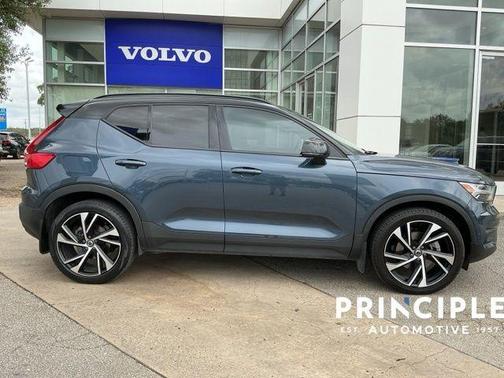 Denim Blue Metallic 2022 Volvo XC40 T4 R-Design