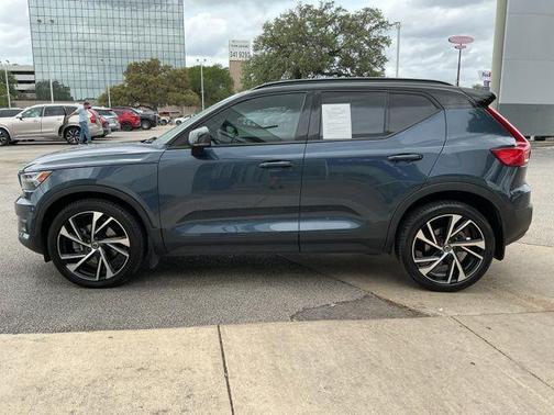 Denim Blue Metallic 2022 Volvo XC40 T4 R-Design
