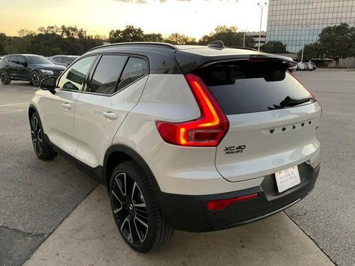 2026 Volvo XC40 B5 Ultra Black Edition