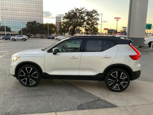 2026 Volvo XC40 B5 Ultra Black Edition