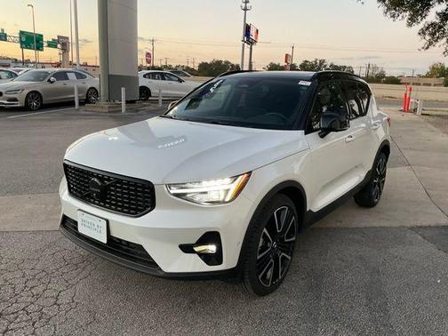 2026 Volvo XC40 B5 Ultra Black Edition
