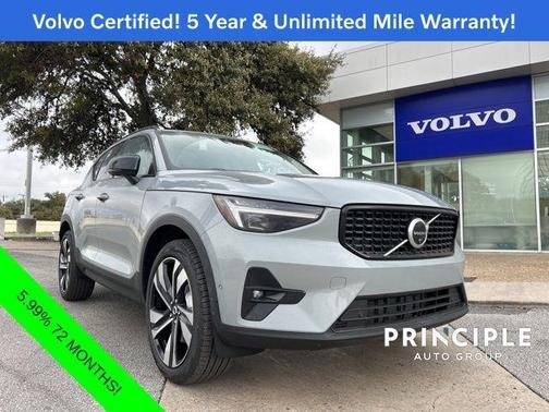 2025 Volvo XC40 B5 Plus Dark Theme