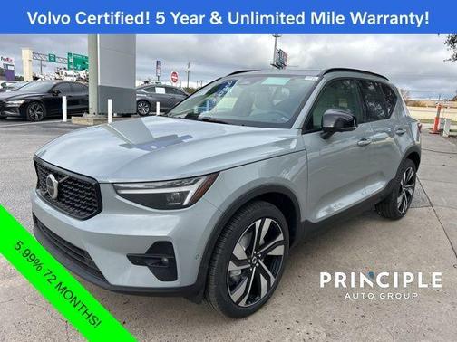 2025 Volvo XC40 B5 Plus Dark Theme