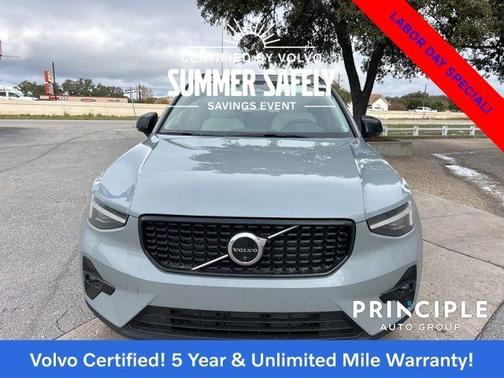 2025 Volvo XC40 B5 Plus Dark Theme