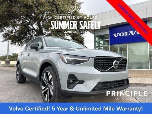 2025 Volvo XC40 B5 Plus Dark Theme