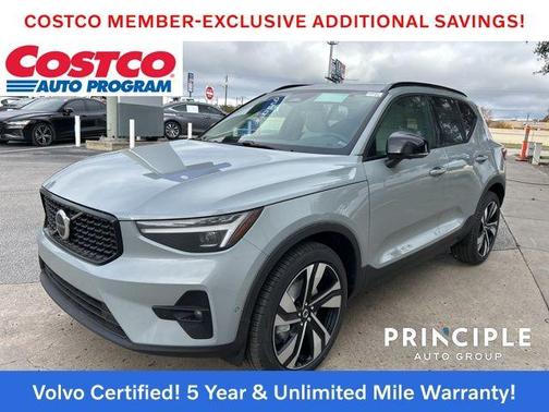2025 Volvo XC40 B5 Plus Dark Theme
