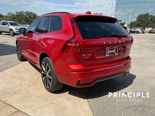 2023 Volvo XC60 B5 Ultimate Dark Theme