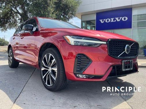 2023 Volvo XC60 B5 Ultimate Dark Theme