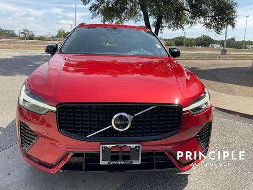 2023 Volvo XC60 B5 Ultimate Dark Theme