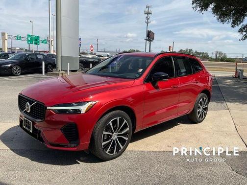 2023 Volvo XC60 B5 Ultimate Dark Theme