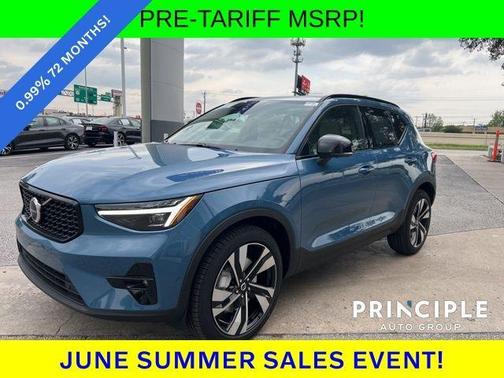 2025 Volvo XC40 B5 Ultra Dark Theme