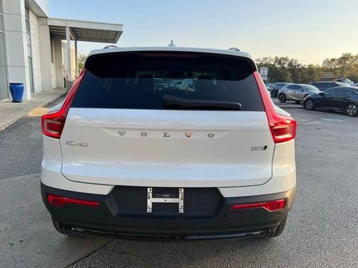 2025 Volvo XC40 B5 Plus Dark Theme