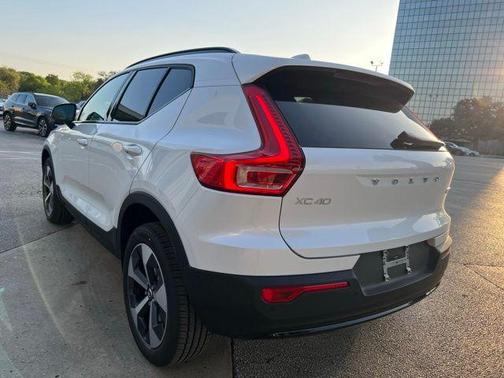 2025 Volvo XC40 B5 Plus Dark Theme