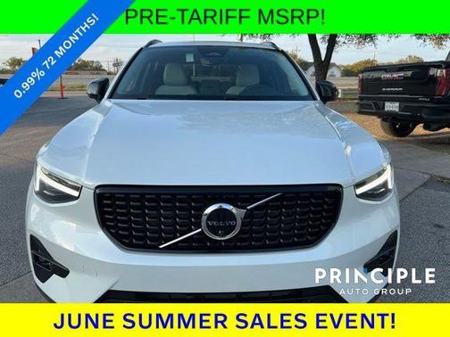 2025 Volvo XC40 B5 Plus Dark Theme