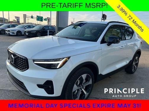 2025 Volvo XC40 B5 Plus Dark Theme