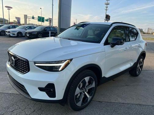 2025 Volvo XC40 B5 Plus Dark Theme
