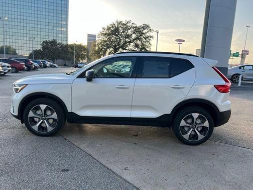 2025 Volvo XC40 B5 Plus Dark Theme