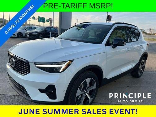 2025 Volvo XC40 B5 Plus Dark Theme