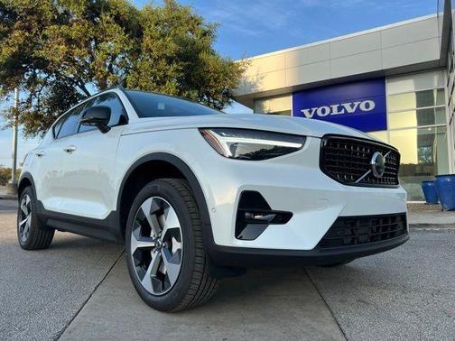 2025 Volvo XC40 B5 Plus Dark Theme