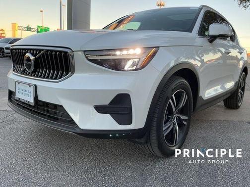 2025 Volvo XC40 B5 Core Bright Theme