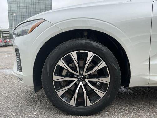 Crystal White Metallic 2023 Volvo XC60 B5 Core