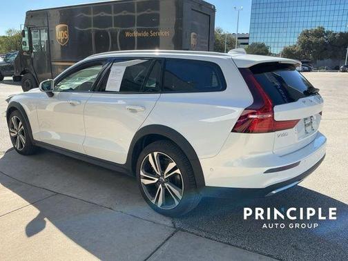 2025 Volvo V60 Cross Country B5 Plus