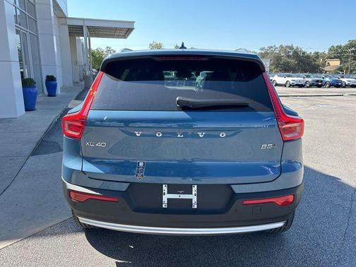 2025 Volvo XC40 B5 Core Bright Theme
