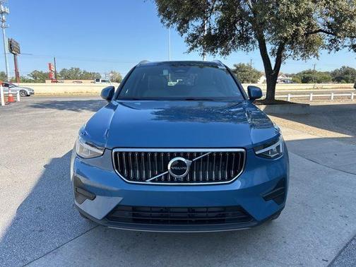 2025 Volvo XC40 B5 Core Bright Theme