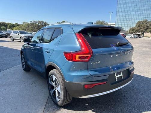 2025 Volvo XC40 B5 Core Bright Theme