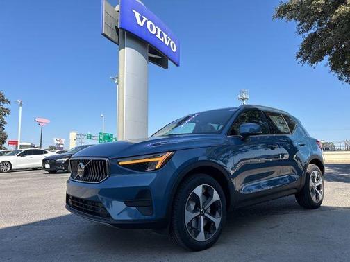2025 Volvo XC40 B5 Core Bright Theme