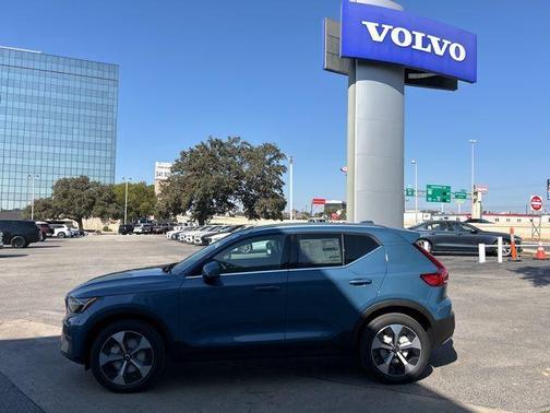 2025 Volvo XC40 B5 Core Bright Theme