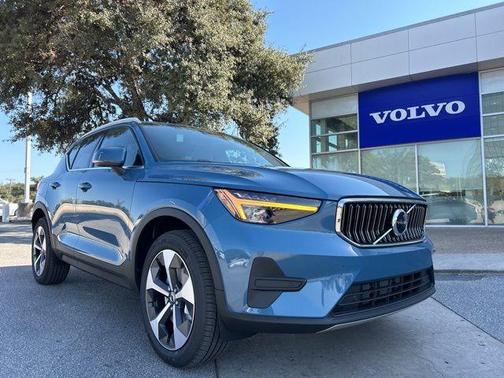 2025 Volvo XC40 B5 Core Bright Theme
