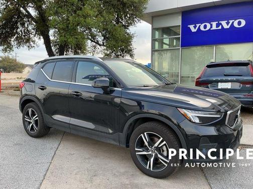 Onyx Black Metallic 2025 Volvo XC40 B5 Core Bright Theme