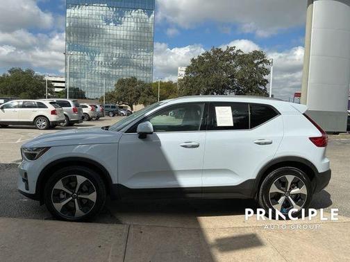 2025 Volvo XC40 B5 Plus Bright Theme