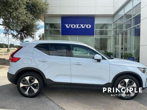 2025 Volvo XC40 B5 Plus Bright Theme