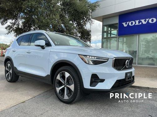 2025 Volvo XC40 B5 Plus Bright Theme