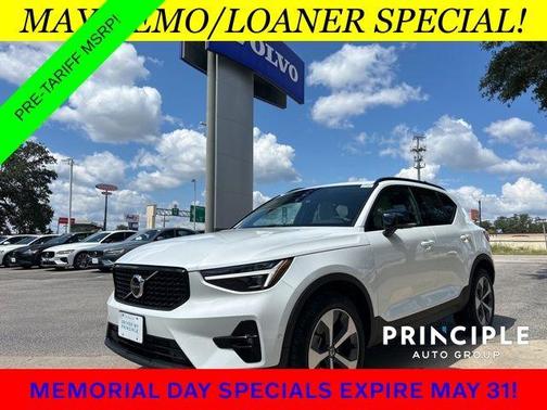 2025 Volvo XC40 B5 Plus Dark Theme