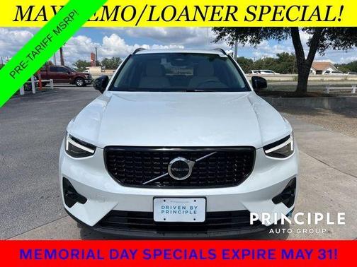 2025 Volvo XC40 B5 Plus Dark Theme