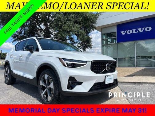 2025 Volvo XC40 B5 Plus Dark Theme