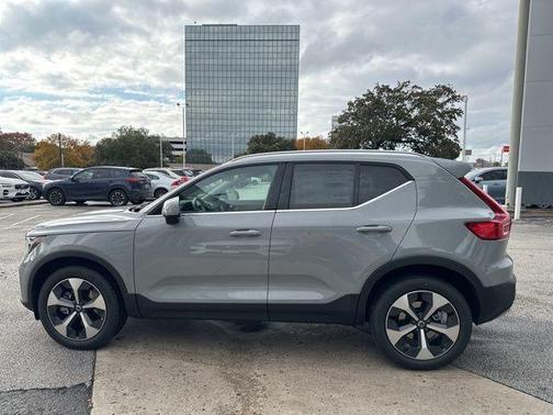 2025 Volvo XC40 B5 Core Bright Theme