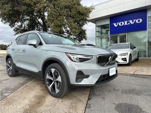 2025 Volvo XC40 B5 Core Bright Theme