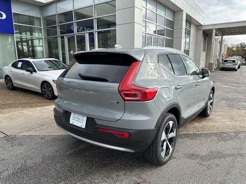 2025 Volvo XC40 B5 Core Bright Theme